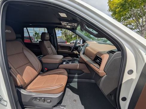 Used 2025 Chevrolet Tahoe High Country image 17