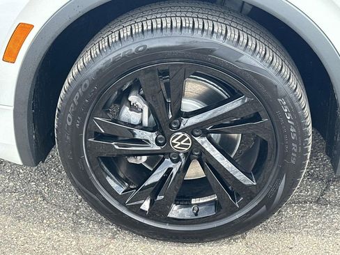 Used 2024 Volkswagen Tiguan SE R-Line image 9