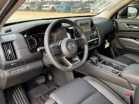 New 2025 Nissan Pathfinder SL image 8