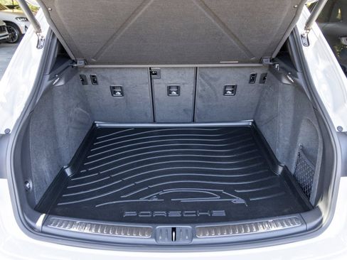 Certified 2021 Porsche Macan AWD/4WD image 50
