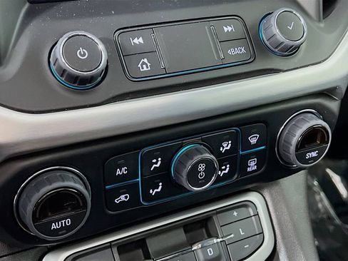 Used 2023 GMC Acadia SLE image 14