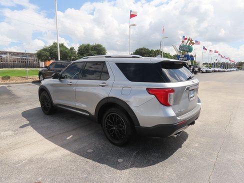 Used 2020 Ford Explorer Platinum w/ Premium Technology Package AWD/4WD image 17