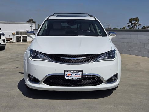 Used 2018 Chrysler Pacifica Limited w/ Tire & Wheel Group FWD image 3