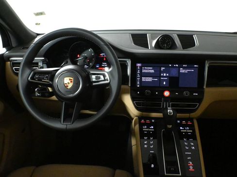 Used 2025 Porsche Macan AWD/4WD image 18