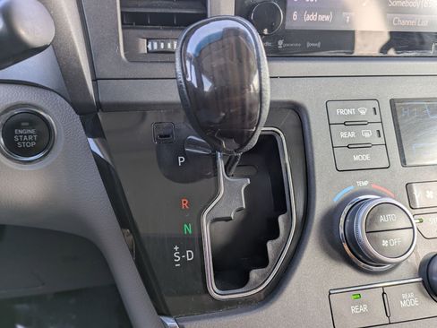 Used 2017 Toyota Sienna XLE Premium image 17