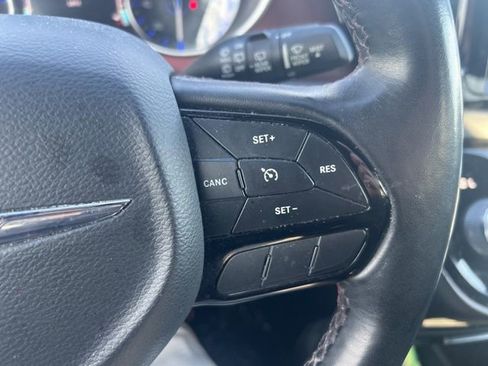 Used 2020 Chrysler Pacifica Touring-L image 17