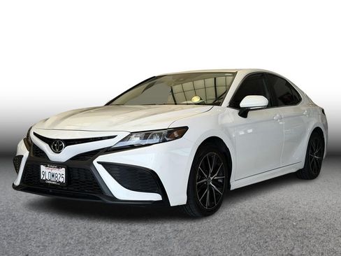 Used 2024 Toyota Camry SE FWD image 1