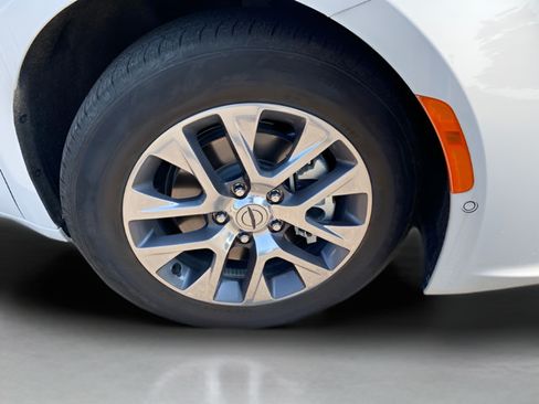 Used 2024 Chrysler Pacifica Pinnacle FWD image 6