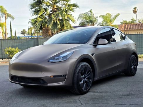 Used 2024 Tesla Model Y Long Range RWD image 1