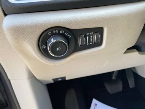Used 2023 Chrysler Pacifica Touring-L FWD image 26