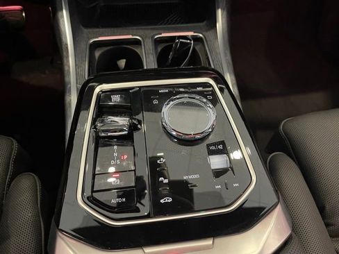 Used 2025 BMW 750e xDrive image 25