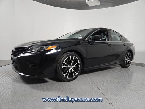 Used 2018 Toyota Camry SE image 2