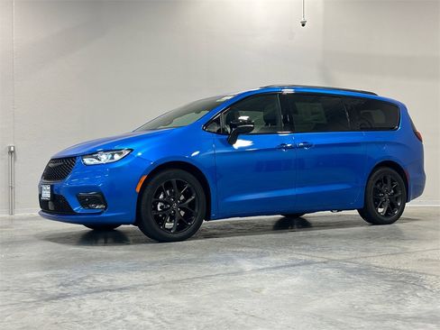 New 2026 Chrysler Pacifica Limited image 2