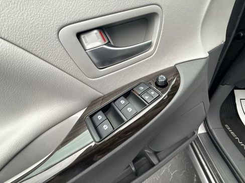 Used 2020 Toyota Sienna XLE Premium image 24