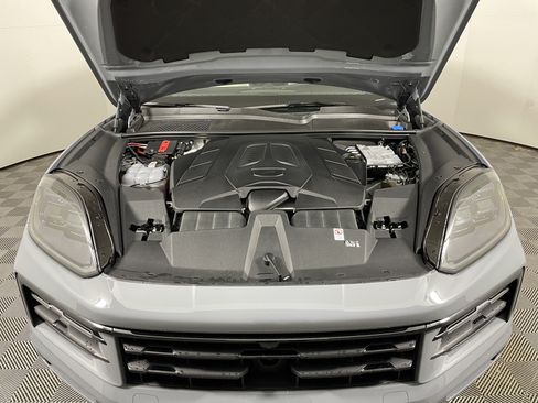 Used 2025 Porsche Cayenne Coupe AWD/4WD image 22