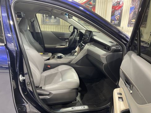 Used 2022 Toyota Venza XLE image 18