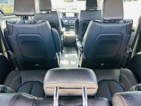 Used 2023 Chrysler Pacifica Touring-L w/ S Appearance Package image 29