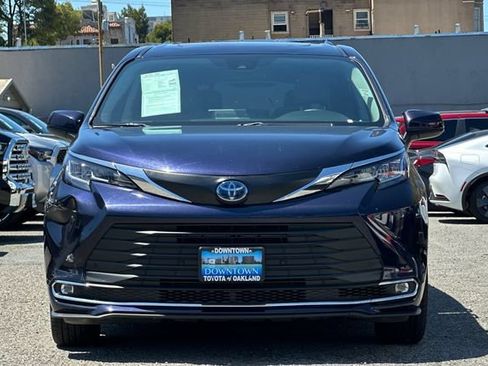 Used 2023 Toyota Sienna XLE FWD image 9