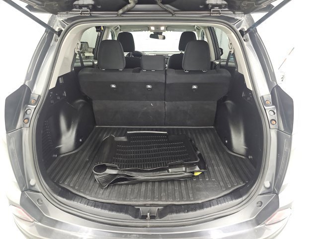 Used 2018 Toyota RAV4 LE w/ All Weather Liner Package AWD/4WD image 30