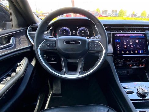 Used 2025 Jeep Grand Cherokee L Limited w/ Luxury Tech Group II image 6