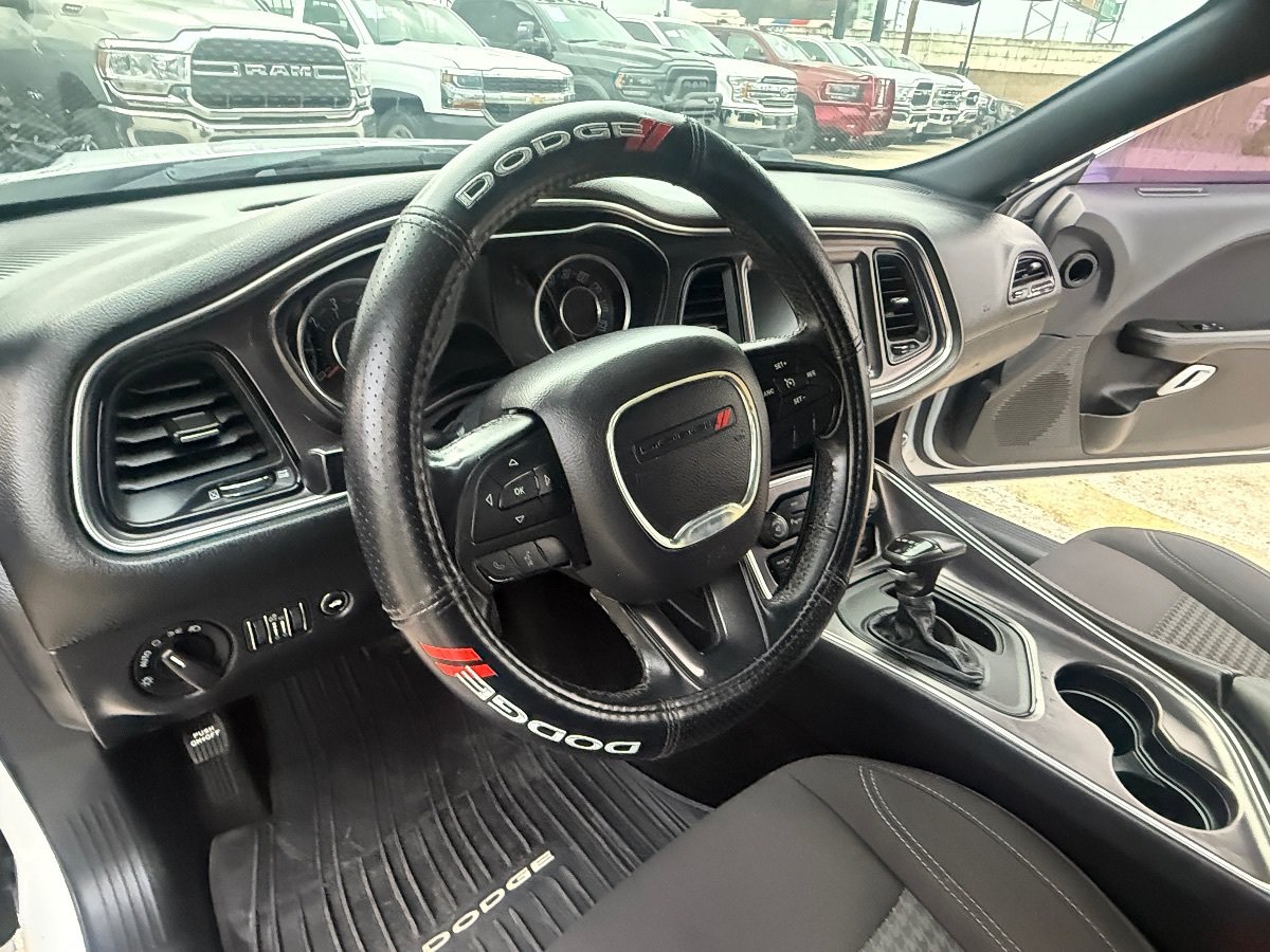Used 2015 Dodge Challenger SXT w/ Driver Convenience Group RWD image 19