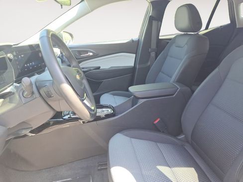 Used 2025 Chevrolet Trax LT w/ LT Convenience Package image 9