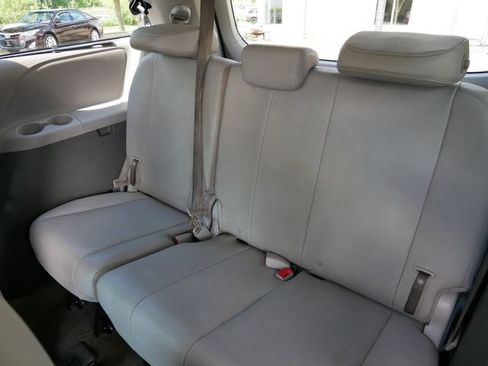 Used 2017 Toyota Sienna XLE FWD image 10