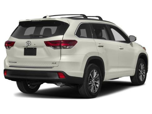 Used 2019 Toyota Highlander XLE FWD image 2