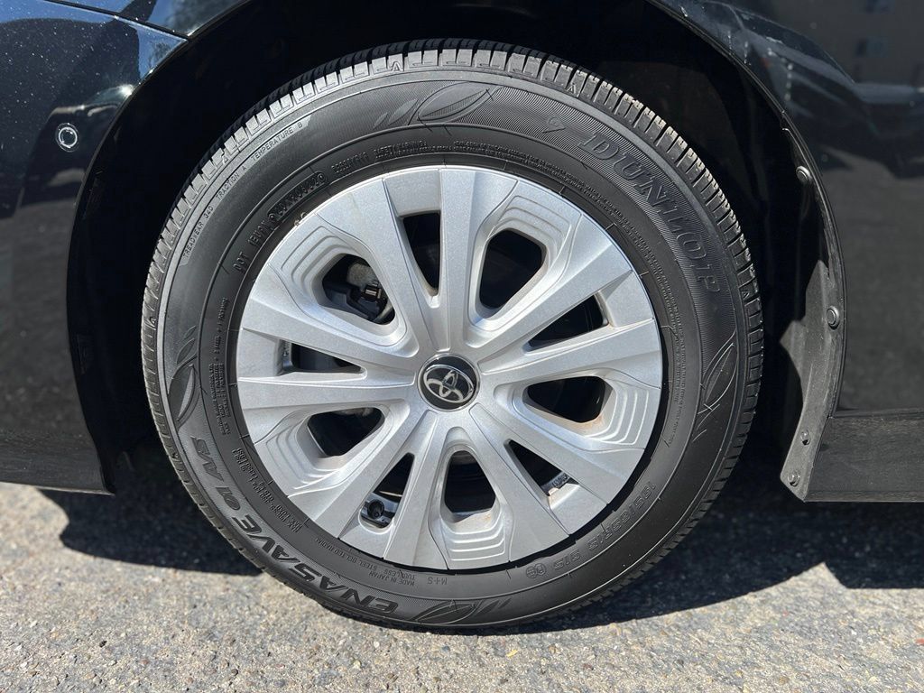 Certified 2022 Toyota Prius LE FWD image 9