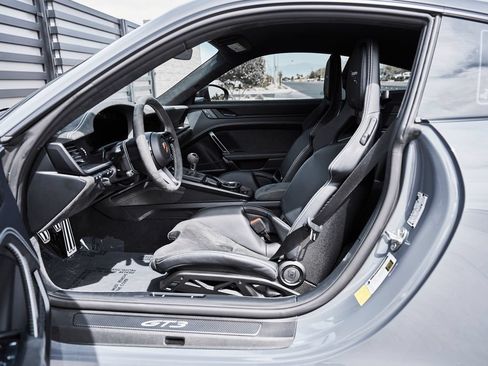 Used 2025 Porsche 911 GT3 RWD image 32