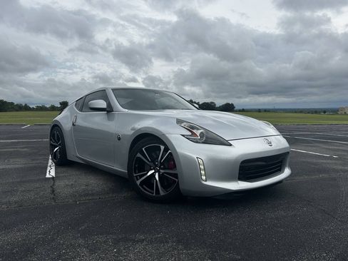 Used 2018 Nissan 370Z Coupe RWD image 4
