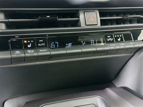 Used 2023 Toyota Crown XLE image 18