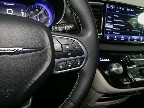 Used 2024 Chrysler Pacifica Touring-L image 30