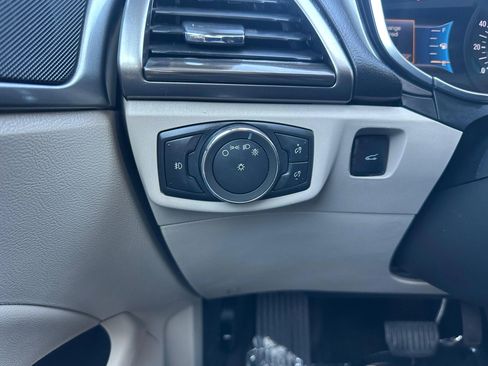 Used 2017 Ford Fusion SE w/ Fusion SE Technology Package image 19