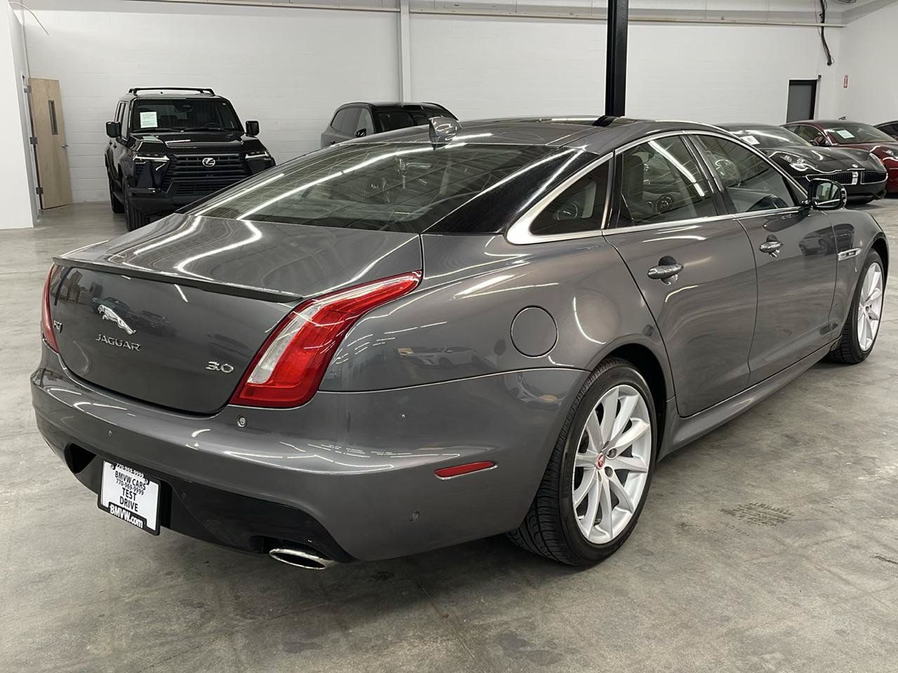Used 2019 Jaguar XJ R-Sport RWD image 7