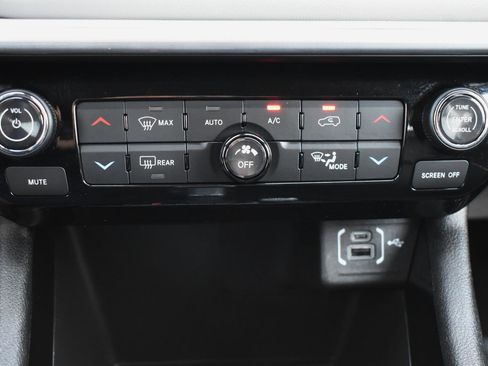 Used 2025 Jeep Compass Limited image 10