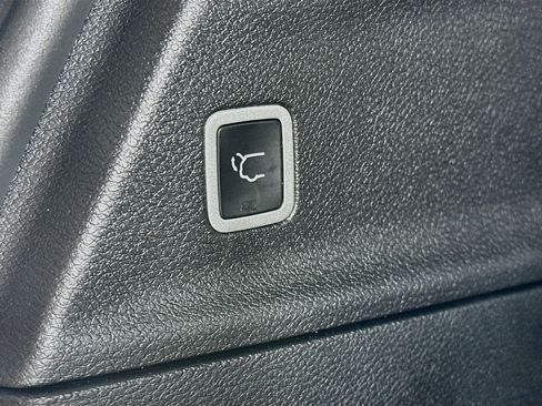 Used 2025 Chrysler Pacifica Premium FWD image 31