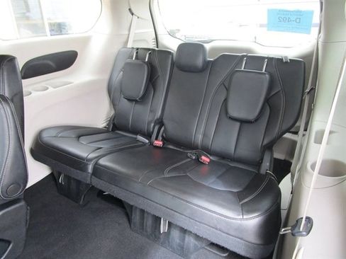 Used 2023 Chrysler Pacifica Touring-L FWD image 15
