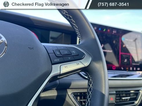 Used 2025 Volkswagen Tiguan SE AWD/4WD image 38
