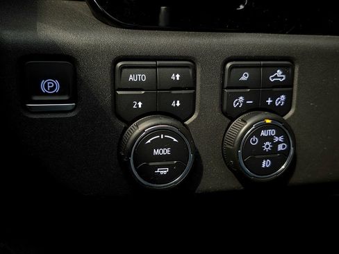 Used 2023 Chevrolet Silverado 1500 High Country w/ Technology Package AWD/4WD image 30