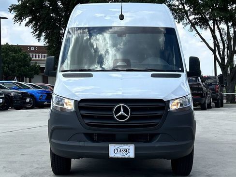 Used 2025 Mercedes-Benz Sprinter 2500 image 9
