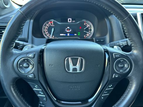 Used 2018 Honda Pilot Touring image 16