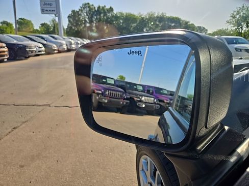 Used 2023 Jeep Renegade Latitude AWD/4WD image 23