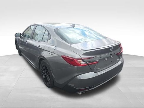 Used 2025 Toyota Camry SE image 4