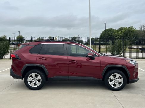 Used 2019 Toyota RAV4 XLE w/ Convenience Package FWD image 3