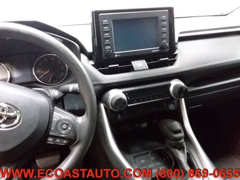 Used 2020 Toyota RAV4 LE image 9