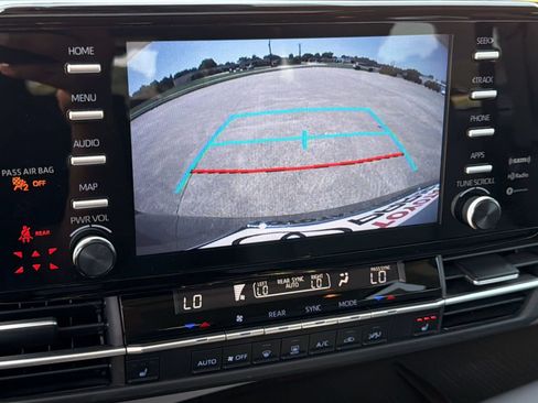 Used 2024 Toyota Sienna XLE FWD image 18