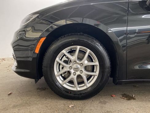 Used 2024 Chrysler Pacifica Touring-L image 11