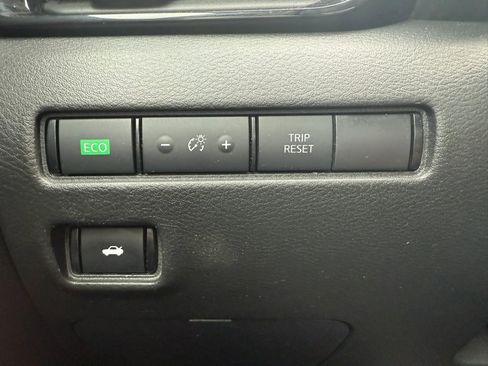 Used 2024 Nissan Sentra SV FWD image 9