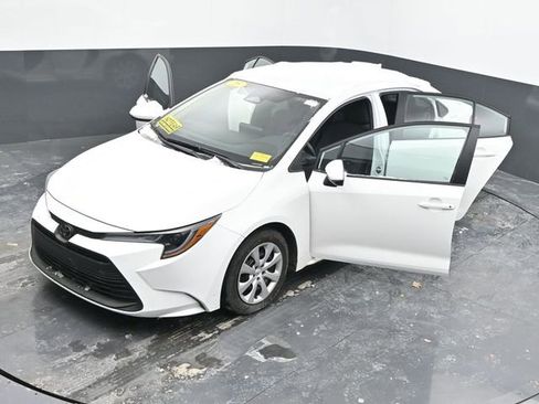Used 2025 Toyota Corolla LE image 59